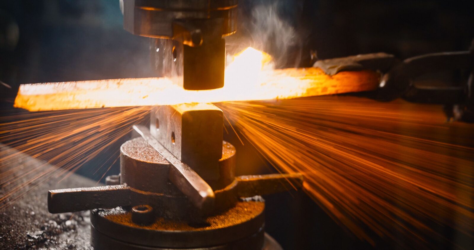 Funkenflug bei der Metallbearbeitung an einer Werkbank